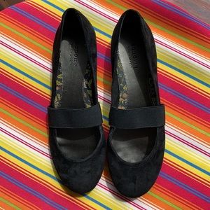 Black Suede Sonoma Flat Size 8 EUC